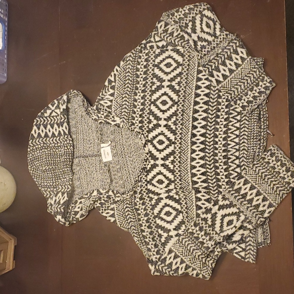 Knit urban outfitters xs sweater, black and white boho pattern